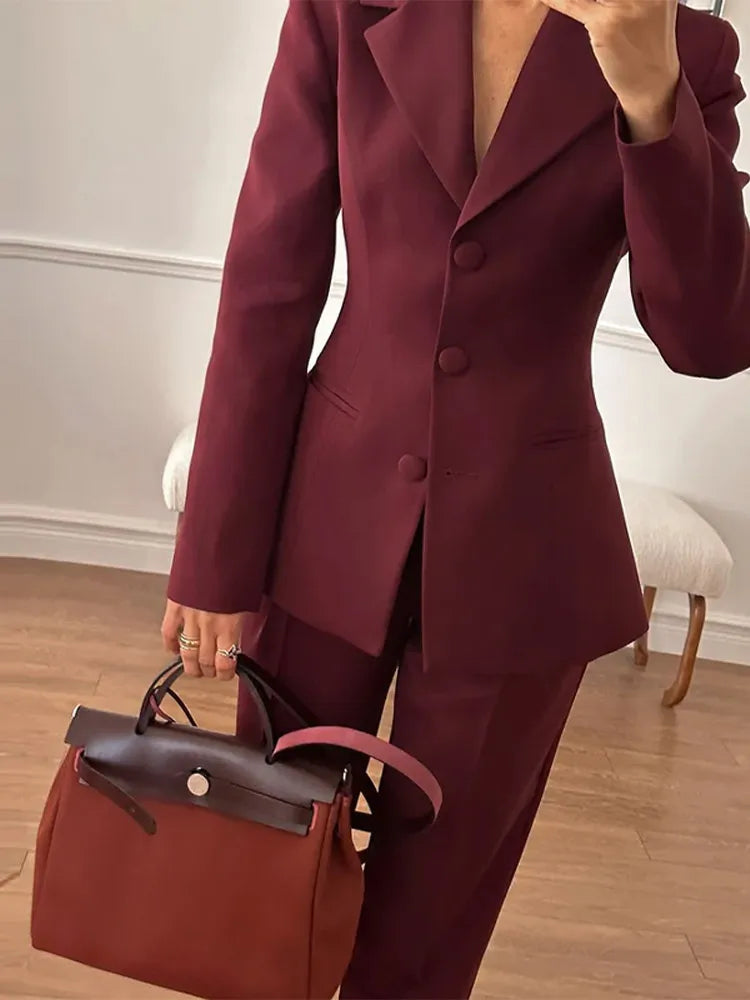 Traje de cuello alto en V