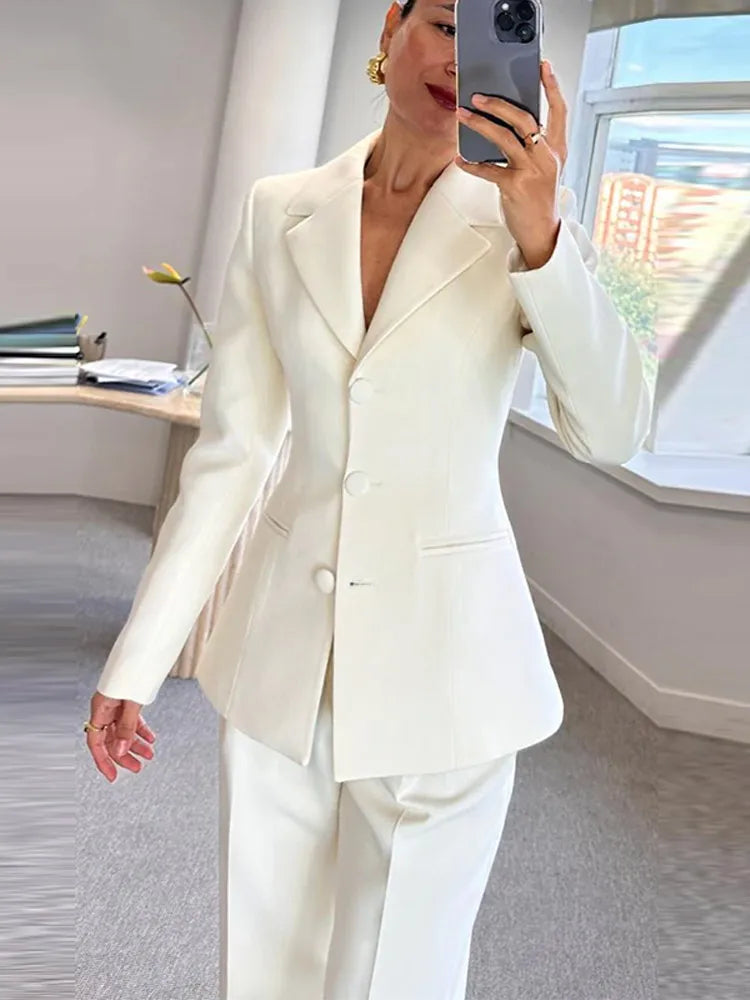 Traje de cuello alto en V
