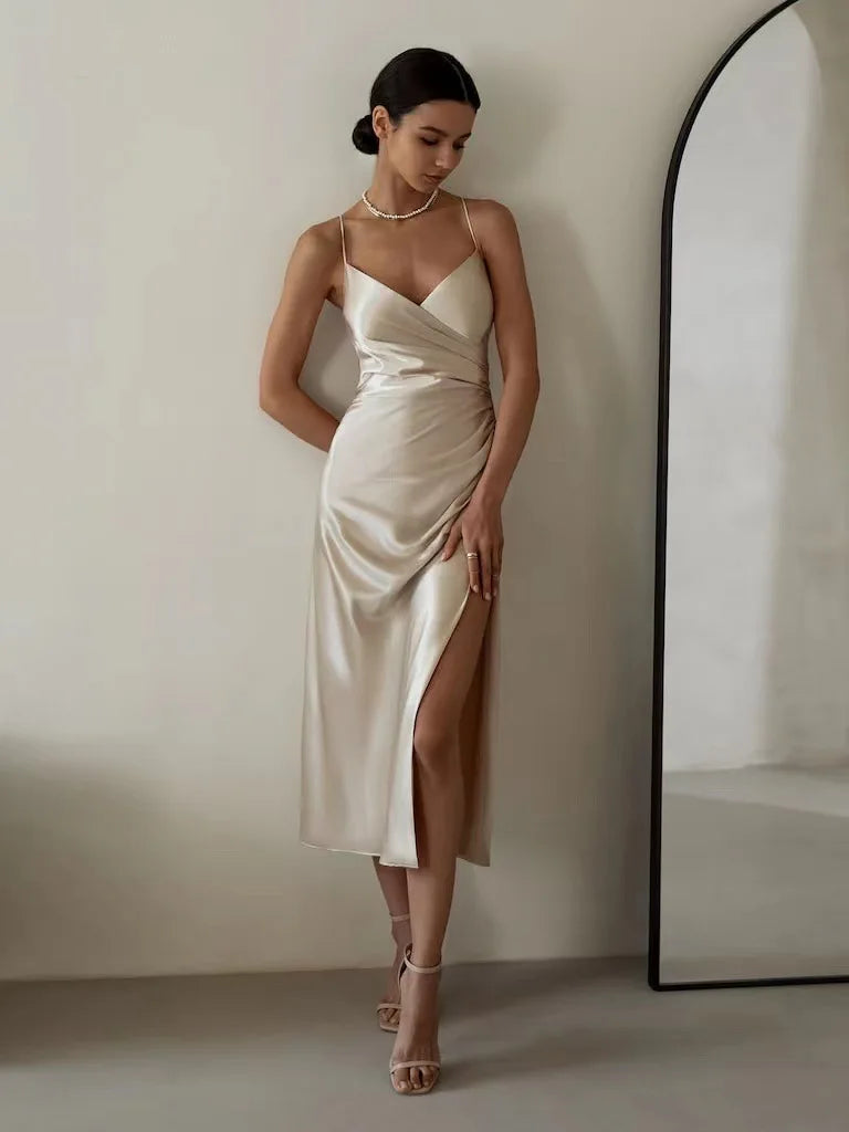 Elegante vestido de noche con aberturas