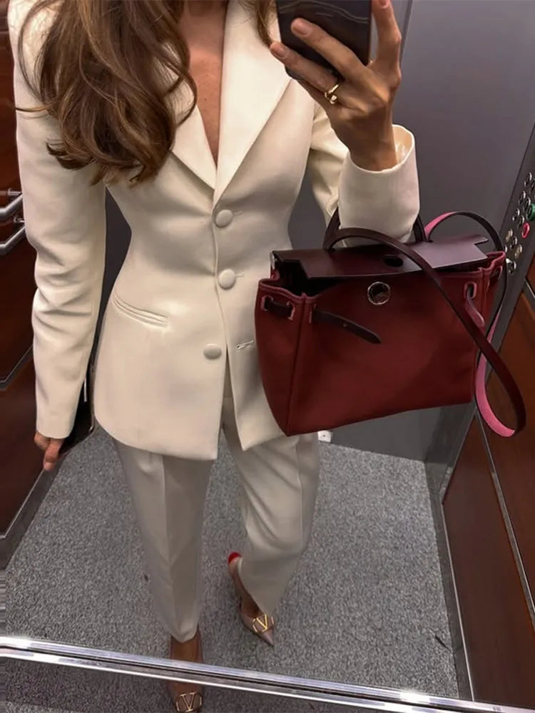 Traje de cuello alto en V