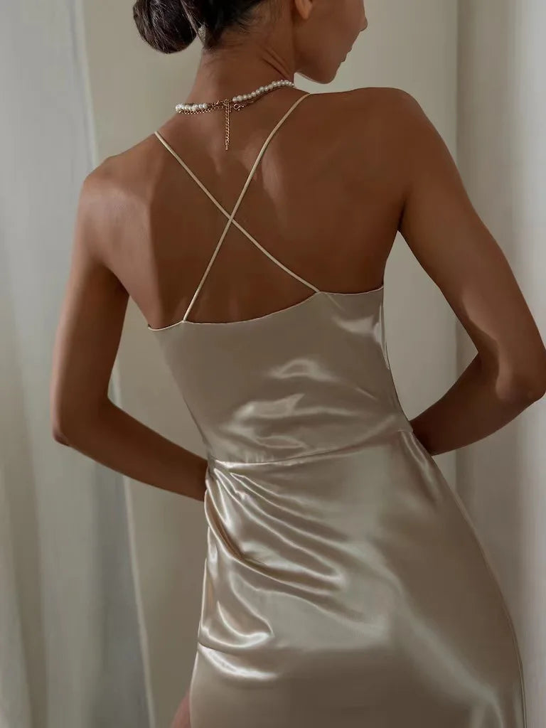Elegante vestido de noche con aberturas